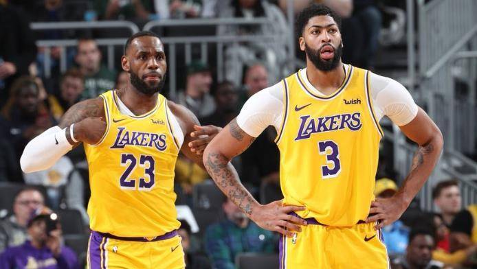  湖人詹眉组合发威，末节逆转独行侠止连败